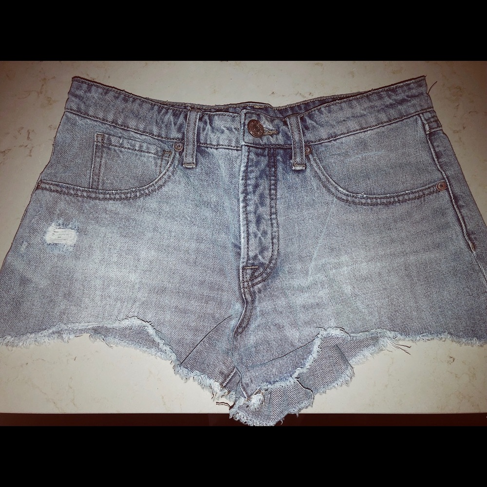 Frayed denim shorts
